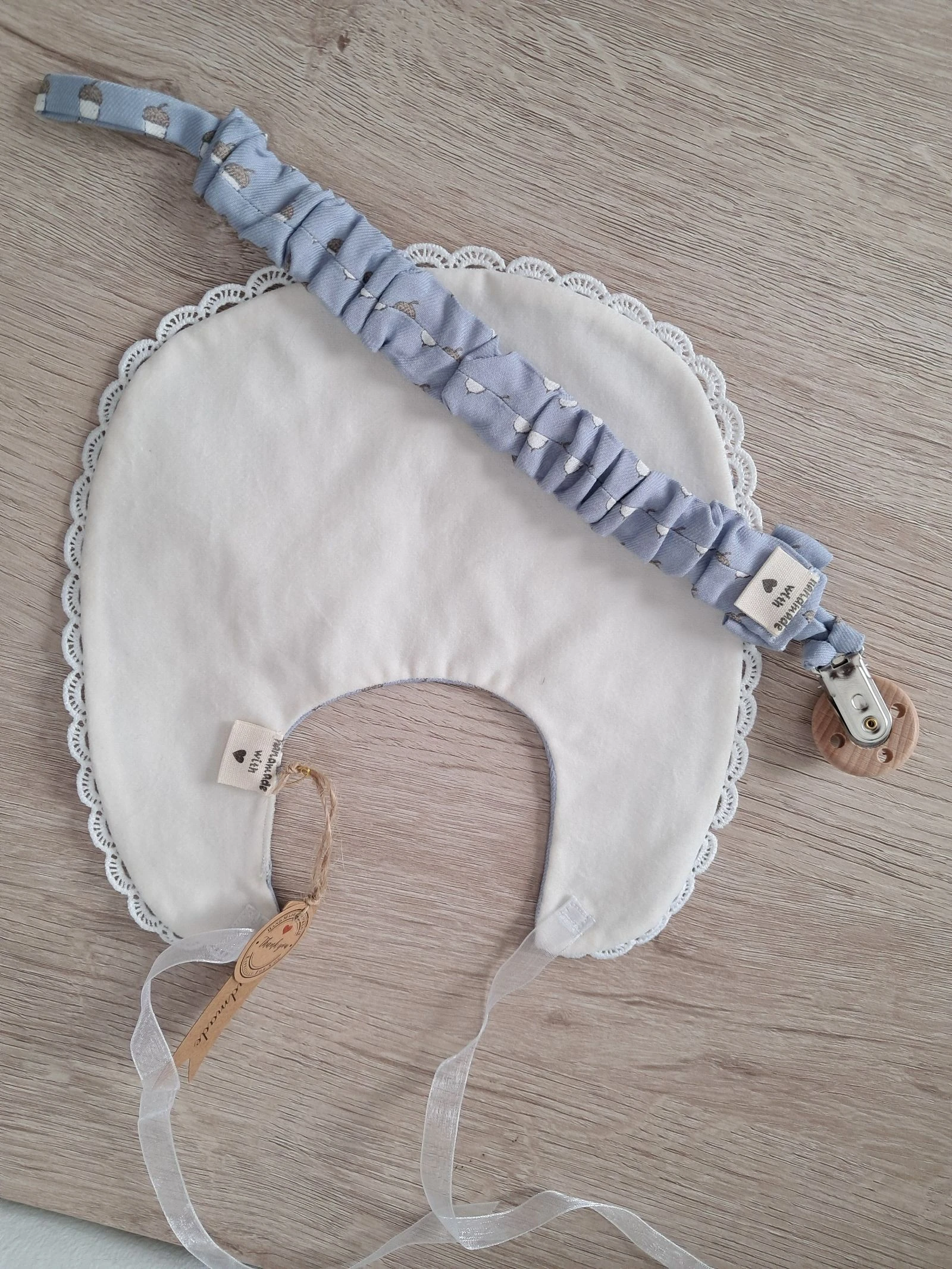 Bib and pacifier set – photo 4